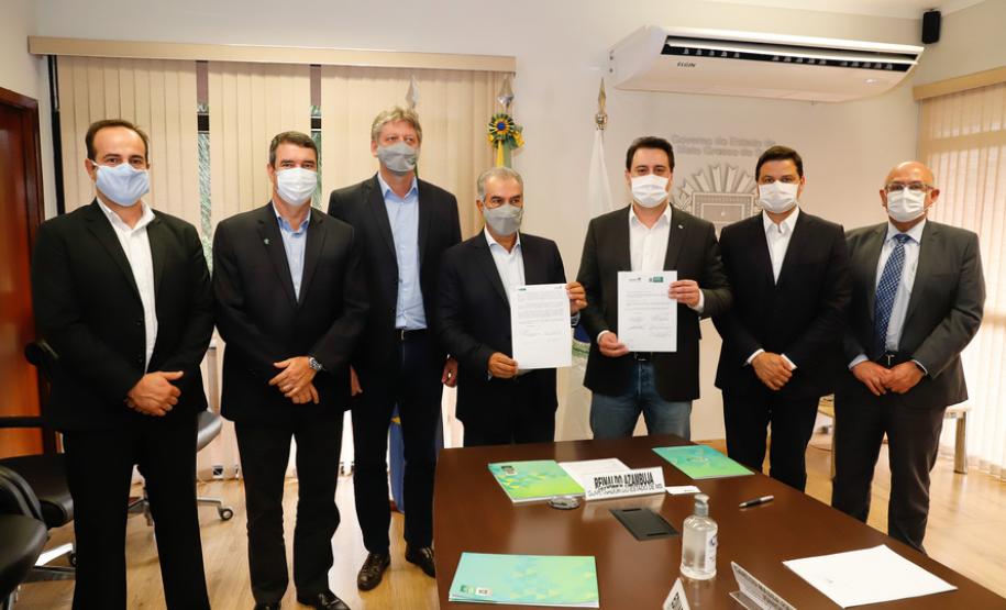 Paraná e Mato Grosso do Sul deram mais um passo para a implantação do Corredor Oeste de Exportação, um novo ramal ferroviário que vai ligar a cidade de Maracaju (MS) ao Porto de Paranaguá, ampliando a malha operada hoje pela Ferroeste (Estrada de Ferro Paraná Oeste S/A). Nesta quarta-feira (19), o governador Carlos Massa Ratinho Junior e o governador do Mato Grosso do Sul, Reinaldo Azambuja, assinaram um acordo de cooperação técnica para trabalhar de forma articulada no projeto da nova ferrovia.