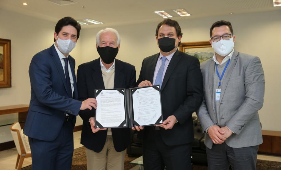 Paraná e Mato Grosso do Sul deram mais um passo para a implantação do Corredor Oeste de Exportação, um novo ramal ferroviário que vai ligar a cidade de Maracaju (MS) ao Porto de Paranaguá, ampliando a malha operada hoje pela Ferroeste (Estrada de Ferro Paraná Oeste S/A). Nesta quarta-feira (19), o governador Carlos Massa Ratinho Junior e o governador do Mato Grosso do Sul, Reinaldo Azambuja, assinaram um acordo de cooperação técnica para trabalhar de forma articulada no projeto da nova ferrovia.