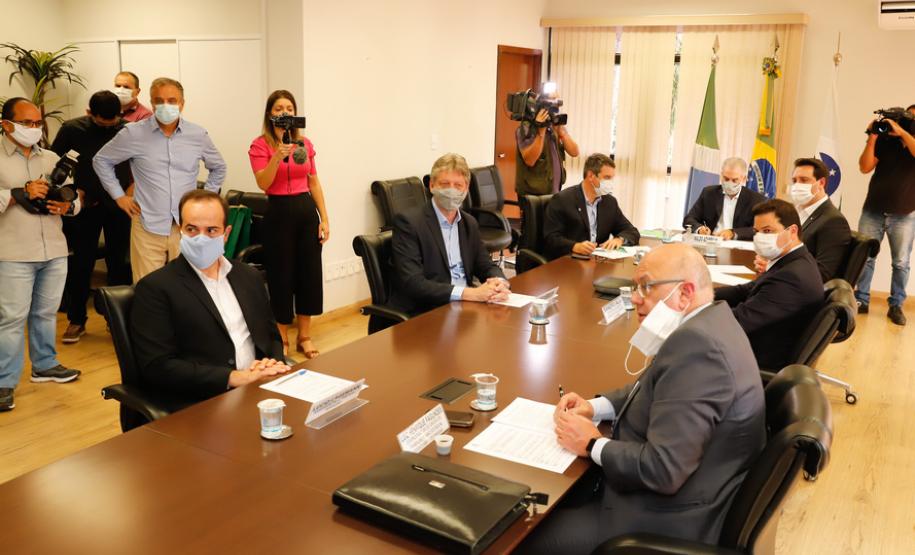 Paraná e Mato Grosso do Sul deram mais um passo para a implantação do Corredor Oeste de Exportação, um novo ramal ferroviário que vai ligar a cidade de Maracaju (MS) ao Porto de Paranaguá, ampliando a malha operada hoje pela Ferroeste (Estrada de Ferro Paraná Oeste S/A). Nesta quarta-feira (19), o governador Carlos Massa Ratinho Junior e o governador do Mato Grosso do Sul, Reinaldo Azambuja, assinaram um acordo de cooperação técnica para trabalhar de forma articulada no projeto da nova ferrovia.