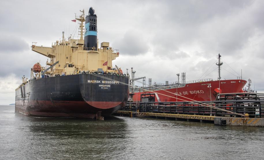 Paranaguá e Antonina movimentaram 21,8 milhões de toneladas com destino ao exterior de janeiro a julho deste ano. Tempo seco, câmbio favorável e demanda de granéis explicam bom desempenho.