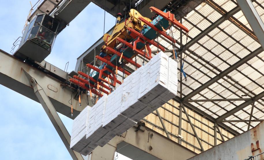 O Penguin Arrow veio receber o 2° maior lote de celulose já embarcado pela Klabin no Porto de Paranaguá: 45.758 toneladas, que irão para a China. Mas não é só isso...Em um dos porões, a embarcação traz malte. Então, o carregamento da carga geral e a descarga do granel ocorrerão de forma simultânea, em algum momento da operação que deve levar cerca de três dias.