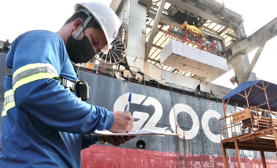 O Penguin Arrow veio receber o 2° maior lote de celulose já embarcado pela Klabin no Porto de Paranaguá: 45.758 toneladas, que irão para a China. Mas não é só isso...Em um dos porões, a embarcação traz malte. Então, o carregamento da carga geral e a descarga do granel ocorrerão de forma simultânea, em algum momento da operação que deve levar cerca de três dias.