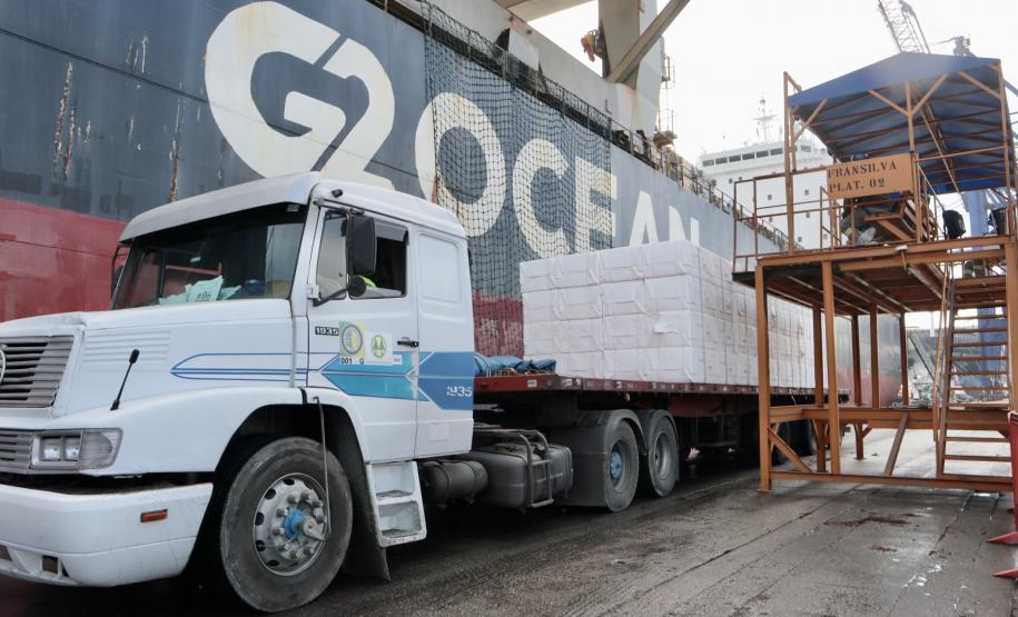 O Penguin Arrow veio receber o 2° maior lote de celulose já embarcado pela Klabin no Porto de Paranaguá: 45.758 toneladas, que irão para a China. Mas não é só isso...Em um dos porões, a embarcação traz malte. Então, o carregamento da carga geral e a descarga do granel ocorrerão de forma simultânea, em algum momento da operação que deve levar cerca de três dias.