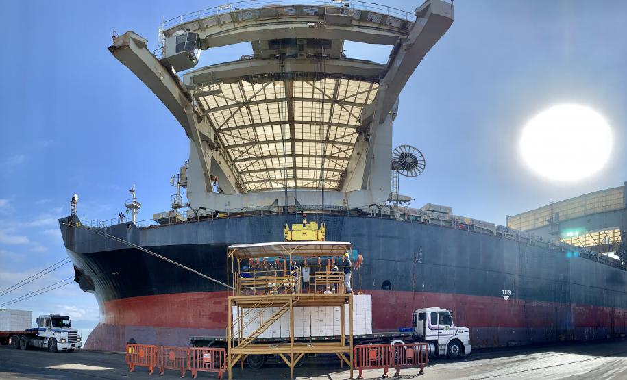 O Penguin Arrow veio receber o 2° maior lote de celulose já embarcado pela Klabin no Porto de Paranaguá: 45.758 toneladas, que irão para a China. Mas não é só isso...Em um dos porões, a embarcação traz malte. Então, o carregamento da carga geral e a descarga do granel ocorrerão de forma simultânea, em algum momento da operação que deve levar cerca de três dias.