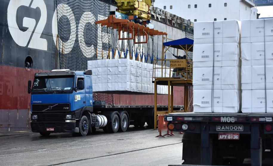 O Penguin Arrow veio receber o 2° maior lote de celulose já embarcado pela Klabin no Porto de Paranaguá: 45.758 toneladas, que irão para a China. Mas não é só isso...Em um dos porões, a embarcação traz malte. Então, o carregamento da carga geral e a descarga do granel ocorrerão de forma simultânea, em algum momento da operação que deve levar cerca de três dias.