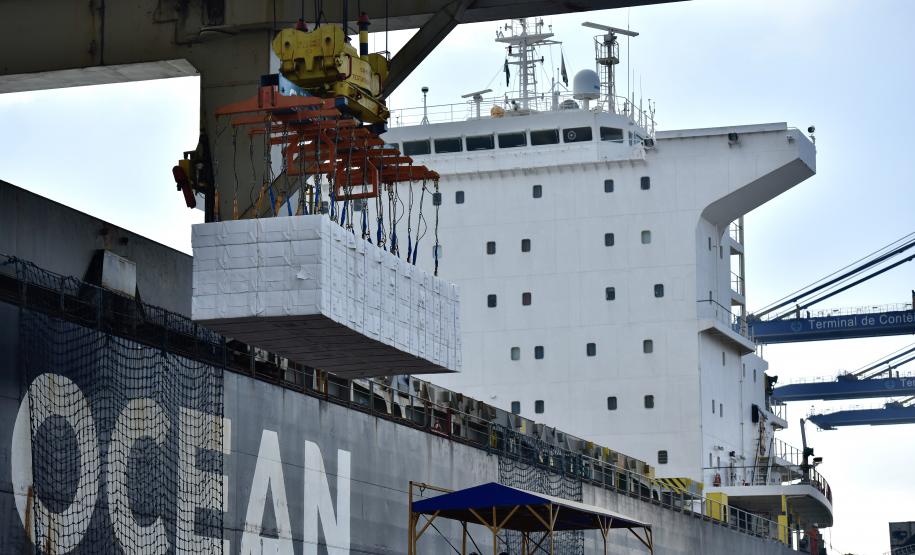 O Penguin Arrow veio receber o 2° maior lote de celulose já embarcado pela Klabin no Porto de Paranaguá: 45.758 toneladas, que irão para a China. Mas não é só isso...Em um dos porões, a embarcação traz malte. Então, o carregamento da carga geral e a descarga do granel ocorrerão de forma simultânea, em algum momento da operação que deve levar cerca de três dias.