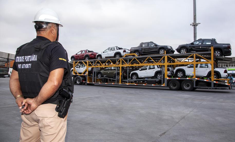 A Guarda Portuária dos Portos de Paranaguá e Antonina completa 33 anos nesta quinta-feira (24). Com um efetivo de 96 funcionários (incluindo técnicos e agentes da Unidade Administrativa de Segurança Portuária - UASP), a corporação paranaense é referência nacional e é responsável pelo policiamento ostensivo das áreas primárias e secundárias, fiscalização de cargas e controle dos acessos.