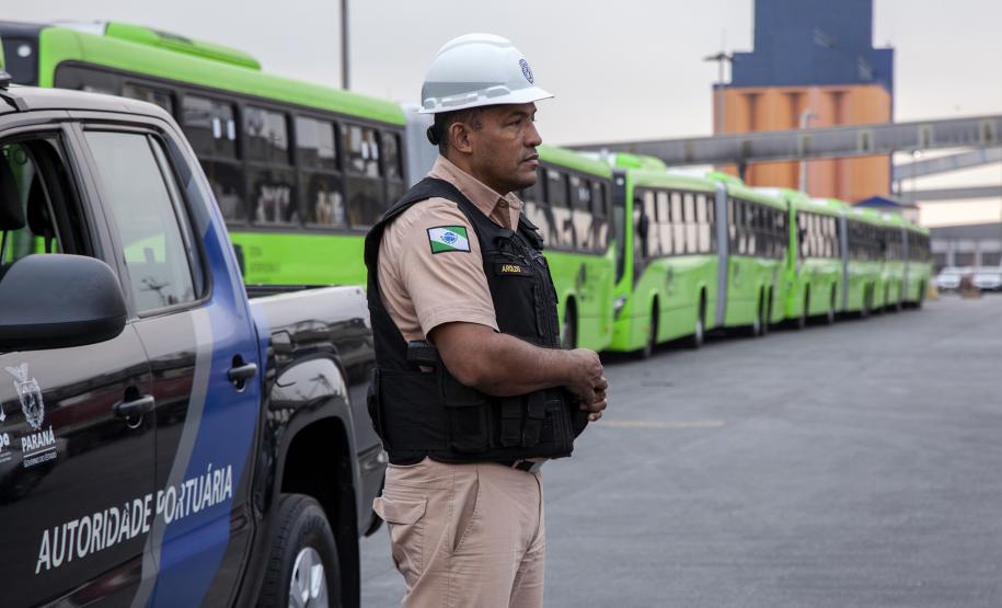 A Guarda Portuária dos Portos de Paranaguá e Antonina completa 33 anos nesta quinta-feira (24). Com um efetivo de 96 funcionários (incluindo técnicos e agentes da Unidade Administrativa de Segurança Portuária - UASP), a corporação paranaense é referência nacional e é responsável pelo policiamento ostensivo das áreas primárias e secundárias, fiscalização de cargas e controle dos acessos.