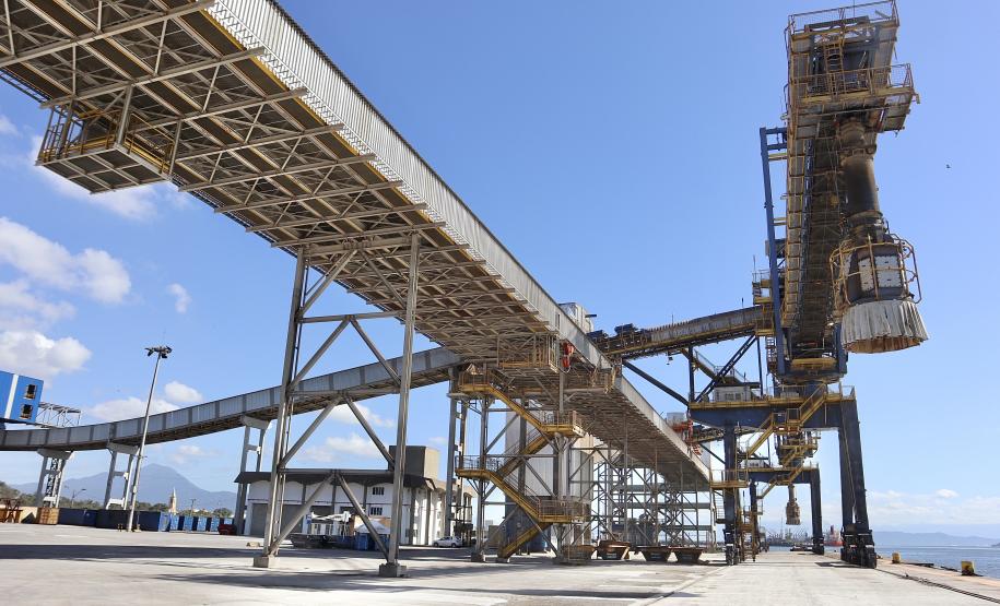 Obra foi inaugurada pelo governador Ratinho Junior. Investimentos da Portos do Paraná somam R$ 201,7 milhões. Também foi assinada a contratação das obras de derrocagem, para aumentar a profundidade do calado, e a autorização para investimentos que irão para ampliar a exportação de açúcar.