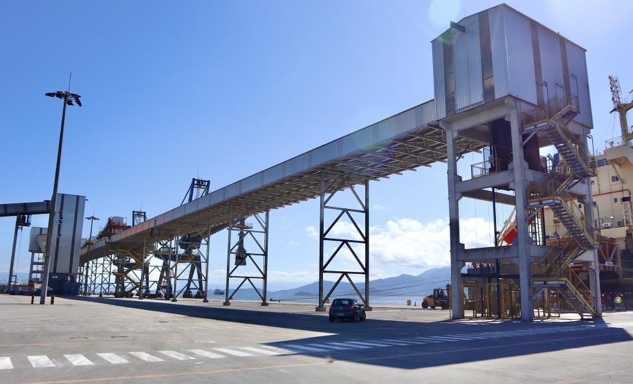 Obra foi inaugurada pelo governador Ratinho Junior. Investimentos da Portos do Paraná somam R$ 201,7 milhões. Também foi assinada a contratação das obras de derrocagem, para aumentar a profundidade do calado, e a autorização para investimentos que irão para ampliar a exportação de açúcar.