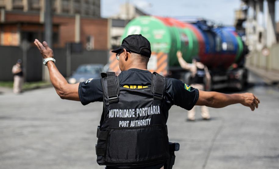 A Guarda Portuária dos Portos de Paranaguá e Antonina completa 33 anos nesta quinta-feira (24). Com um efetivo de 96 funcionários (incluindo técnicos e agentes da Unidade Administrativa de Segurança Portuária - UASP), a corporação paranaense é referência nacional e é responsável pelo policiamento ostensivo das áreas primárias e secundárias, fiscalização de cargas e controle dos acessos.