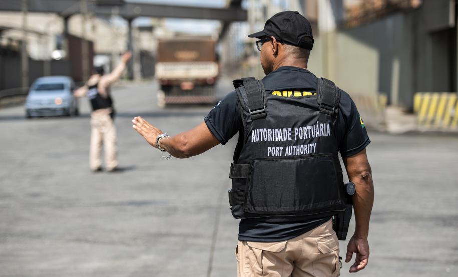 A Guarda Portuária dos Portos de Paranaguá e Antonina completa 33 anos nesta quinta-feira (24). Com um efetivo de 96 funcionários (incluindo técnicos e agentes da Unidade Administrativa de Segurança Portuária - UASP), a corporação paranaense é referência nacional e é responsável pelo policiamento ostensivo das áreas primárias e secundárias, fiscalização de cargas e controle dos acessos.