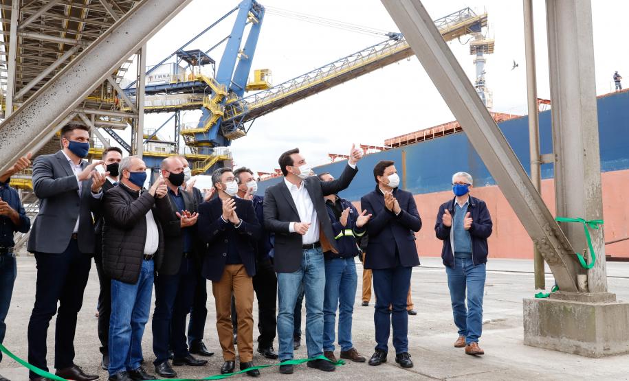 Obra foi inaugurada pelo governador Ratinho Junior. Investimentos da Portos do Paraná somam R$ 201,7 milhões. Também foi assinada a contratação das obras de derrocagem, para aumentar a profundidade do calado, e a autorização para investimentos que irão para ampliar a exportação de açúcar.