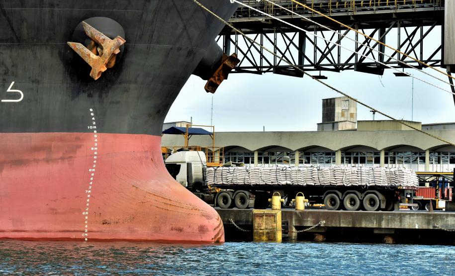 Faltando quatro meses para o fim de 2020, os portos do Estado já movimentaram 38,67 milhões de toneladas de cargas – o equivalente a 73% do total transportado no ano passado inteiro (53,2 milhões de toneladas). Expectativa para este ano é de novo recorde.
