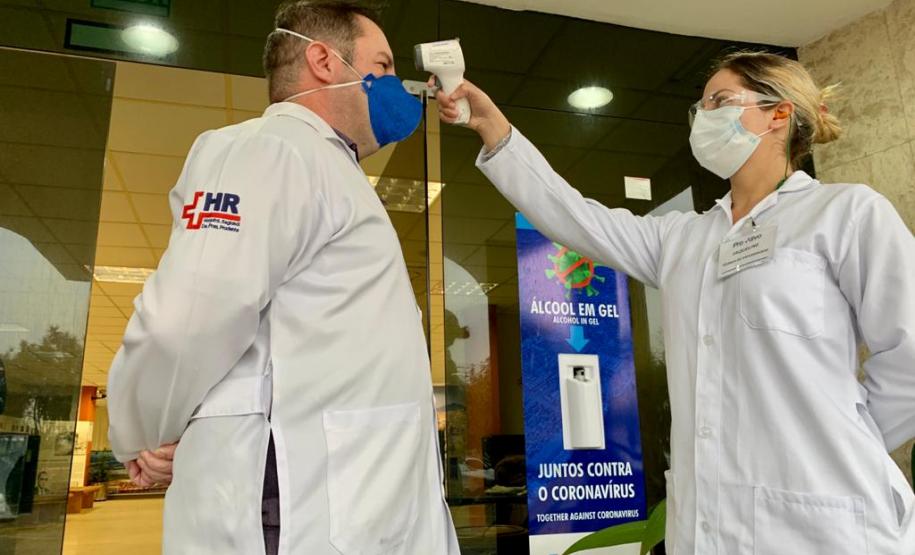 Desde março, todos os funcionários, trabalhadores portuários e caminhoneiros que chegam aos Portos de Paranaguá e Antonina passam por um protocolo de triagem de saúde, que inclui a aferição da temperatura corporal. O procedimento, realizado por enfermeiras e sob supervisão de um médico responsável, é absolutamente seguro e importante no combate ao coronavírus.