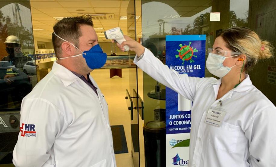 Desde março, todos os funcionários, trabalhadores portuários e caminhoneiros que chegam aos Portos de Paranaguá e Antonina passam por um protocolo de triagem de saúde, que inclui a aferição da temperatura corporal. O procedimento, realizado por enfermeiras e sob supervisão de um médico responsável, é absolutamente seguro e importante no combate ao coronavírus.