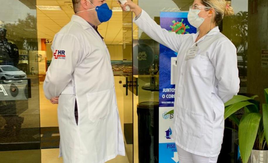 Desde março, todos os funcionários, trabalhadores portuários e caminhoneiros que chegam aos Portos de Paranaguá e Antonina passam por um protocolo de triagem de saúde, que inclui a aferição da temperatura corporal. O procedimento, realizado por enfermeiras e sob supervisão de um médico responsável, é absolutamente seguro e importante no combate ao coronavírus.