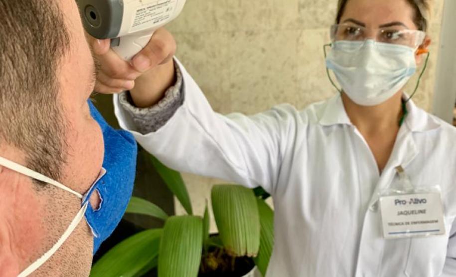 Desde março, todos os funcionários, trabalhadores portuários e caminhoneiros que chegam aos Portos de Paranaguá e Antonina passam por um protocolo de triagem de saúde, que inclui a aferição da temperatura corporal. O procedimento, realizado por enfermeiras e sob supervisão de um médico responsável, é absolutamente seguro e importante no combate ao coronavírus.