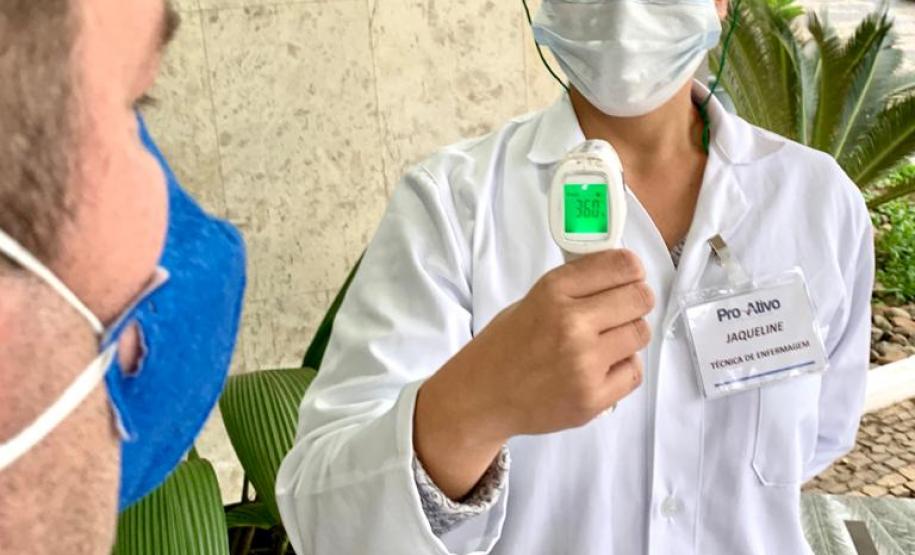 Desde março, todos os funcionários, trabalhadores portuários e caminhoneiros que chegam aos Portos de Paranaguá e Antonina passam por um protocolo de triagem de saúde, que inclui a aferição da temperatura corporal. O procedimento, realizado por enfermeiras e sob supervisão de um médico responsável, é absolutamente seguro e importante no combate ao coronavírus.