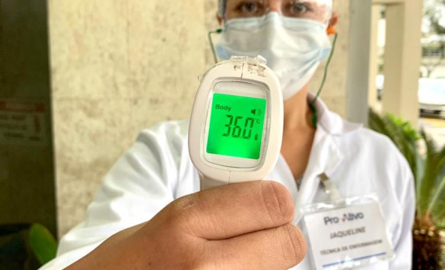 Desde março, todos os funcionários, trabalhadores portuários e caminhoneiros que chegam aos Portos de Paranaguá e Antonina passam por um protocolo de triagem de saúde, que inclui a aferição da temperatura corporal. O procedimento, realizado por enfermeiras e sob supervisão de um médico responsável, é absolutamente seguro e importante no combate ao coronavírus.