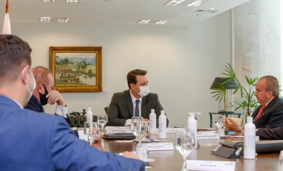 O governador Carlos Massa Ratinho Junior se reuniu nesta terça-feira (1º) com a nova diretoria do Sindicato das Indústrias de Produtos Avícolas do Estado do Paraná. O Estado responde por 36% da produção nacional e é o principal exportador de carne de frango do Brasil.