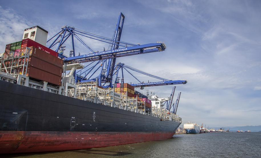 A navegação de cabotagem, feita entre portos de um mesmo país, é importante para a economia nacional. Por isso, nos portos do Paraná, as taxas cobradas para esta modalidade são até 50% menores. Neste ano, cerca de 1,18 milhão de toneladas de cargas foram movimentadas pelo Porto de Paranaguá, com destino à outros estados brasileiros.