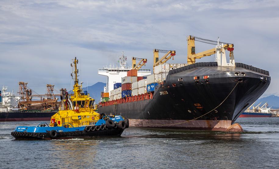 A navegação de cabotagem, feita entre portos de um mesmo país, é importante para a economia nacional. Por isso, nos portos do Paraná, as taxas cobradas para esta modalidade são até 50% menores. Neste ano, cerca de 1,18 milhão de toneladas de cargas foram movimentadas pelo Porto de Paranaguá, com destino à outros estados brasileiros.