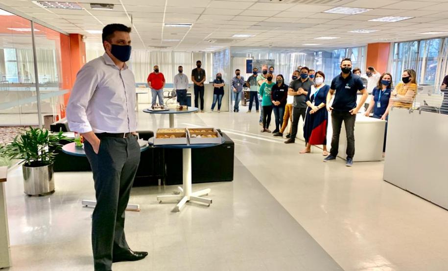 Ex-diretor administrativo financeiro recebeu homenagem dos amigos da portos do Paraná.