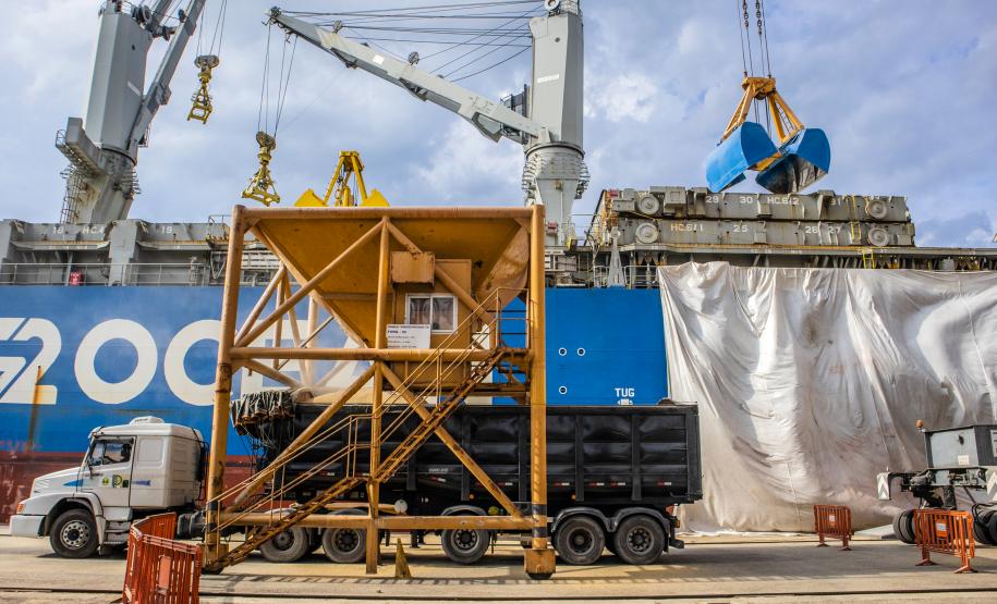 Faltando quatro meses para o fim de 2020, os portos do Estado já movimentaram 38,67 milhões de toneladas de cargas – o equivalente a 73% do total transportado no ano passado inteiro (53,2 milhões de toneladas). Expectativa para este ano é de novo recorde.