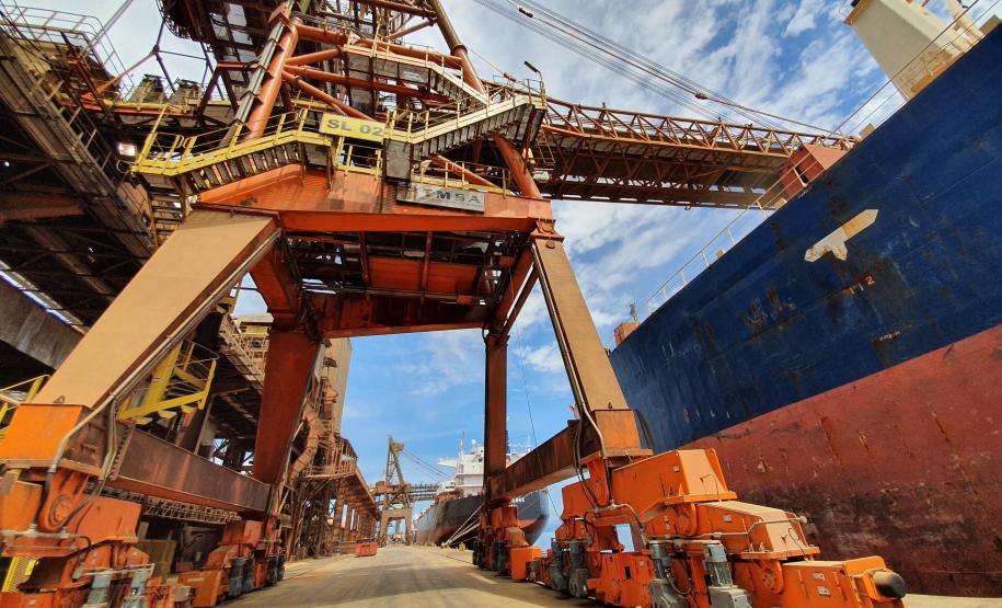 Quantidade embarcada pelo Corredor de Exportação do Porto de Paranaguá nos últimos oito meses já supera em 5,1%, o total exportado nos doze meses do ano passado. De janeiro a agosto de 2020, foram quase 11,15 milhões de toneladas exportadas do grão.