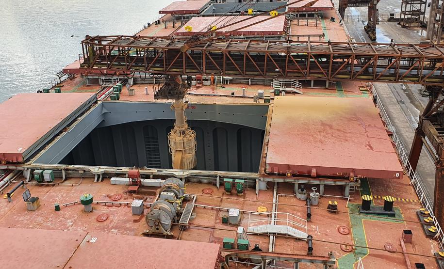 Quantidade embarcada pelo Corredor de Exportação do Porto de Paranaguá nos últimos oito meses já supera em 5,1%, o total exportado nos doze meses do ano passado. De janeiro a agosto de 2020, foram quase 11,15 milhões de toneladas exportadas do grão.