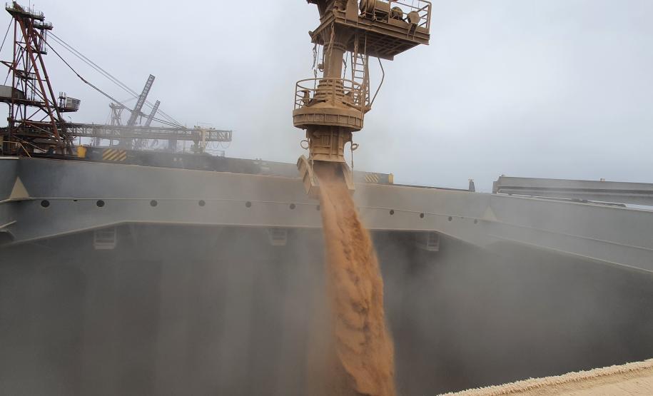 Quantidade embarcada pelo Corredor de Exportação do Porto de Paranaguá nos últimos oito meses já supera em 5,1%, o total exportado nos doze meses do ano passado. De janeiro a agosto de 2020, foram quase 11,15 milhões de toneladas exportadas do grão.