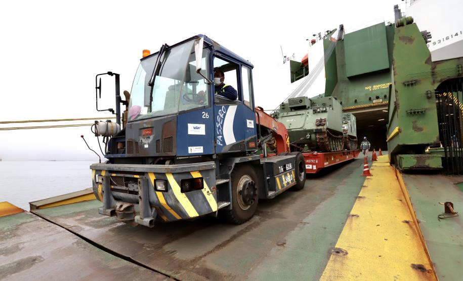 Trinta veículos foram doados pelos Estados Unidos ao Exército Brasileiro. Os tanques que vieram de Galveston, Texas, serão restaurados e modernizados para operações militares no País.
