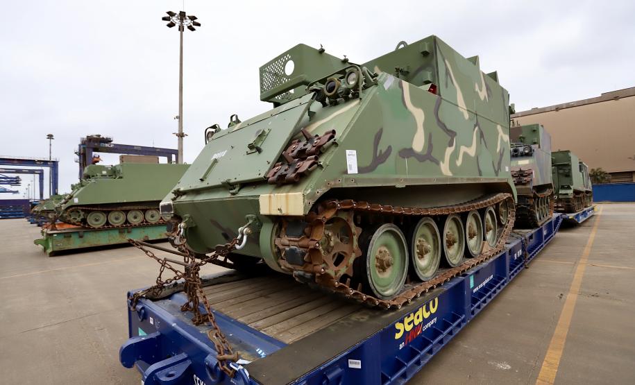 Trinta veículos foram doados pelos Estados Unidos ao Exército Brasileiro. Os tanques que vieram de Galveston, Texas, serão restaurados e modernizados para operações militares no País.