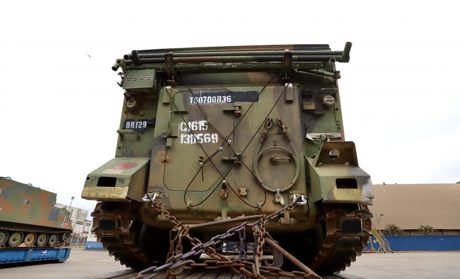 Trinta veículos foram doados pelos Estados Unidos ao Exército Brasileiro. Os tanques que vieram de Galveston, Texas, serão restaurados e modernizados para operações militares no País.