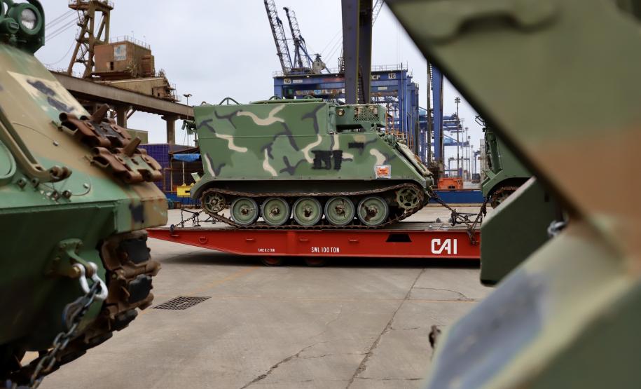 Trinta veículos foram doados pelos Estados Unidos ao Exército Brasileiro. Os tanques que vieram de Galveston, Texas, serão restaurados e modernizados para operações militares no País.