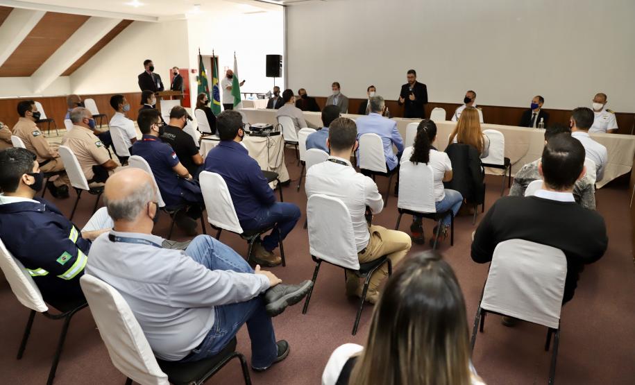 A Portos do Paraná e os terminais que atuam no Porto de Paranaguá participaram de um evento sobre segurança portuária, nesta quinta-feira (24). Com participação de representantes do Ministério da Infraestrutura e do Gabinete de Segurança Institucional da Presidência da República, o objetivo é aproximar as diferentes forças de segurança e ampliar o intercâmbio de informações.
