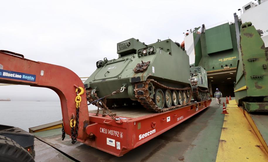 Trinta veículos foram doados pelos Estados Unidos ao Exército Brasileiro. Os tanques que vieram de Galveston, Texas, serão restaurados e modernizados para operações militares no País.