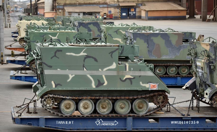 Trinta veículos foram doados pelos Estados Unidos ao Exército Brasileiro. Os tanques que vieram de Galveston, Texas, serão restaurados e modernizados para operações militares no País.