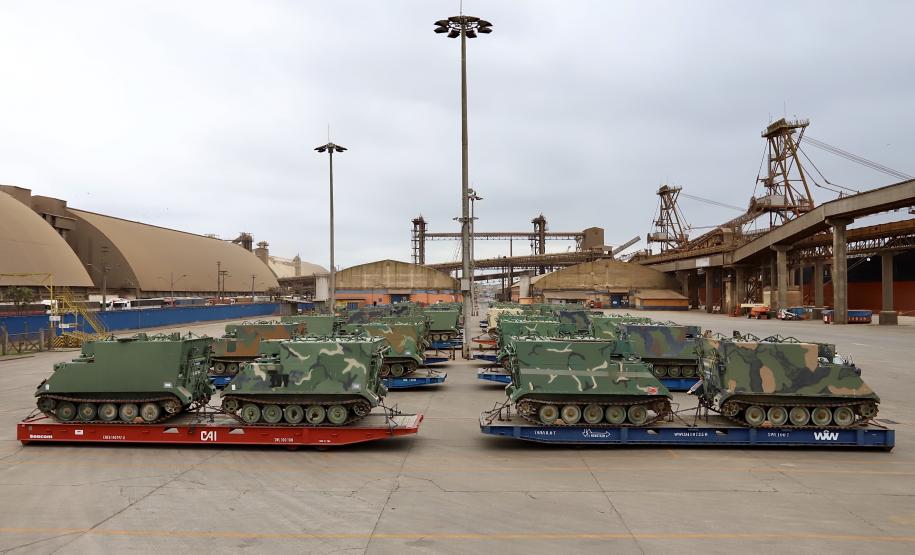 Trinta veículos foram doados pelos Estados Unidos ao Exército Brasileiro. Os tanques que vieram de Galveston, Texas, serão restaurados e modernizados para operações militares no País.