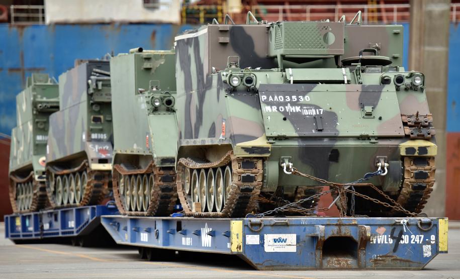 Trinta veículos foram doados pelos Estados Unidos ao Exército Brasileiro. Os tanques que vieram de Galveston, Texas, serão restaurados e modernizados para operações militares no País.
