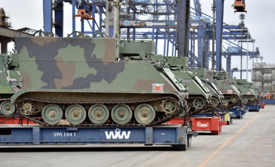 Trinta veículos foram doados pelos Estados Unidos ao Exército Brasileiro. Os tanques que vieram de Galveston, Texas, serão restaurados e modernizados para operações militares no País.