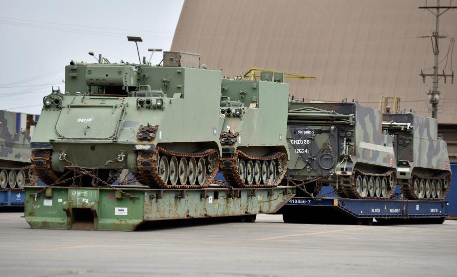 Trinta veículos foram doados pelos Estados Unidos ao Exército Brasileiro. Os tanques que vieram de Galveston, Texas, serão restaurados e modernizados para operações militares no País.