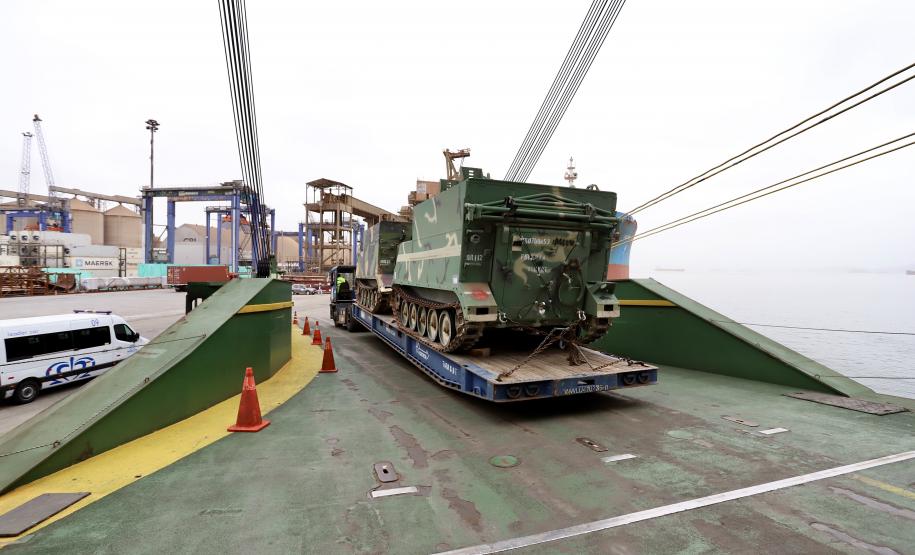 Trinta veículos foram doados pelos Estados Unidos ao Exército Brasileiro. Os tanques que vieram de Galveston, Texas, serão restaurados e modernizados para operações militares no País.