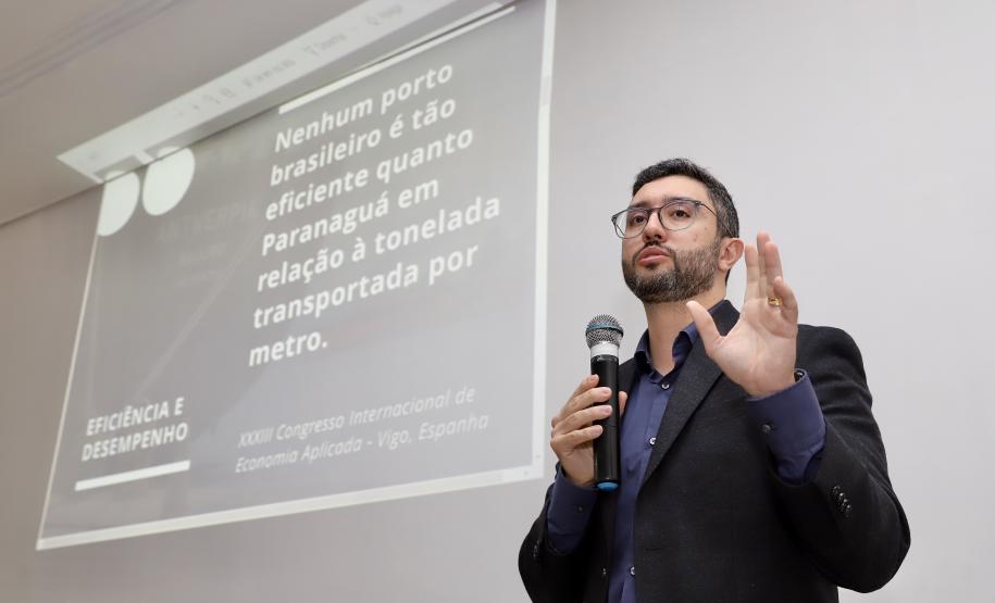 A Portos do Paraná e os terminais que atuam no Porto de Paranaguá participaram de um evento sobre segurança portuária, nesta quinta-feira (24). Com participação de representantes do Ministério da Infraestrutura e do Gabinete de Segurança Institucional da Presidência da República, o objetivo é aproximar as diferentes forças de segurança e ampliar o intercâmbio de informações.