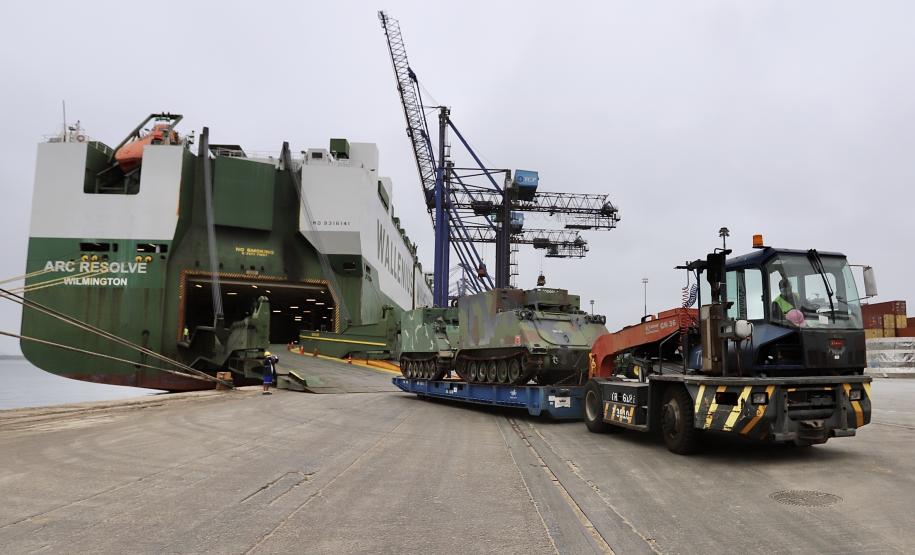 Trinta veículos foram doados pelos Estados Unidos ao Exército Brasileiro. Os tanques que vieram de Galveston, Texas, serão restaurados e modernizados para operações militares no País.