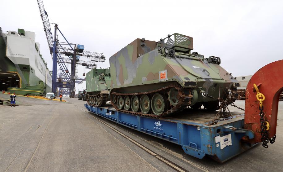 Trinta veículos foram doados pelos Estados Unidos ao Exército Brasileiro. Os tanques que vieram de Galveston, Texas, serão restaurados e modernizados para operações militares no País.