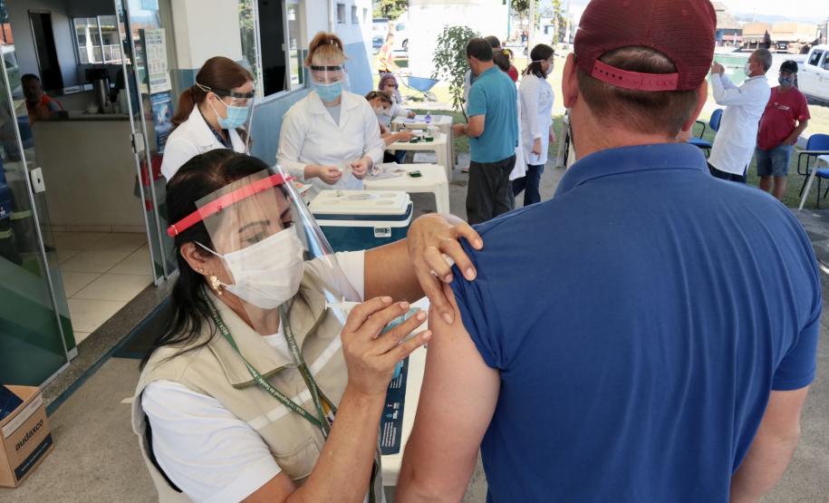 De janeiro a agosto, cerca de 350 mil caminhões passaram pelo porto paranaense. Os caminhoneiros, que não pararam durante a pandemia de Covid-19, são responsáveis por 84% das movimentações de produtos que chegam ou saem do Paraná via portos