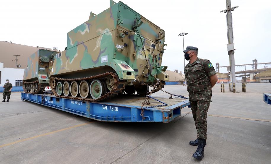 Trinta veículos foram doados pelos Estados Unidos ao Exército Brasileiro. Os tanques que vieram de Galveston, Texas, serão restaurados e modernizados para operações militares no País.