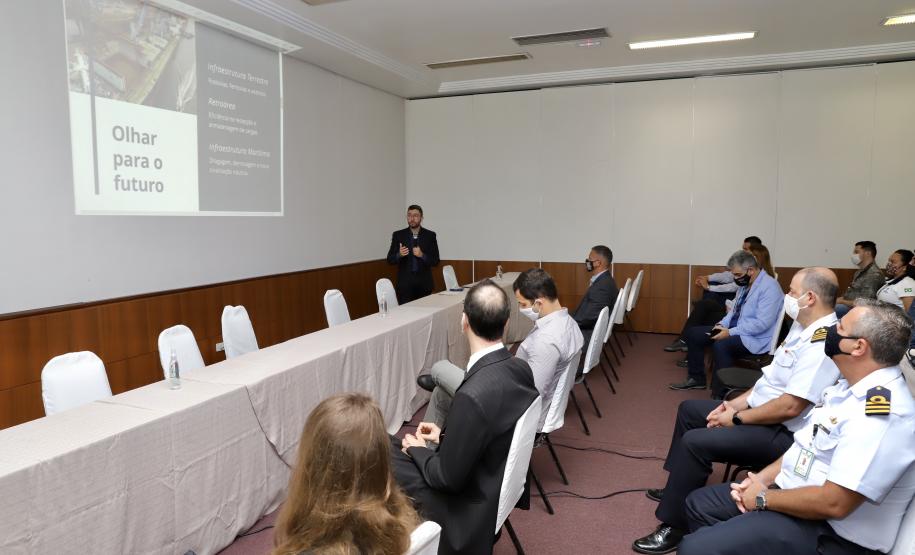 A Portos do Paraná e os terminais que atuam no Porto de Paranaguá participaram de um evento sobre segurança portuária, nesta quinta-feira (24). Com participação de representantes do Ministério da Infraestrutura e do Gabinete de Segurança Institucional da Presidência da República, o objetivo é aproximar as diferentes forças de segurança e ampliar o intercâmbio de informações.